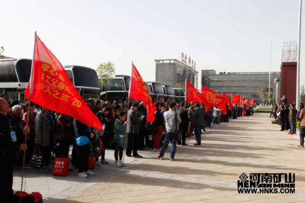 我公司組織千余名員工父母旅行團赴陜西七日游